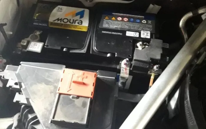 Bateria Moura instalada no cofre do motor de um carro