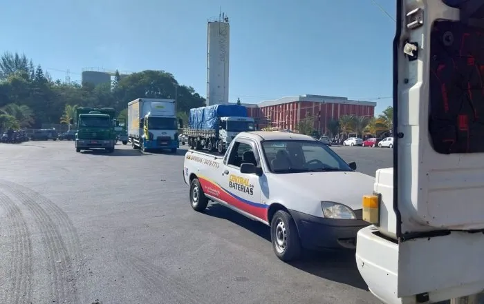 Picape de entrega da Central das Baterias em atendimento a caminhões