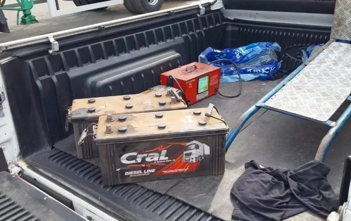Baterias de caminhão na caçamba da picape de entrega