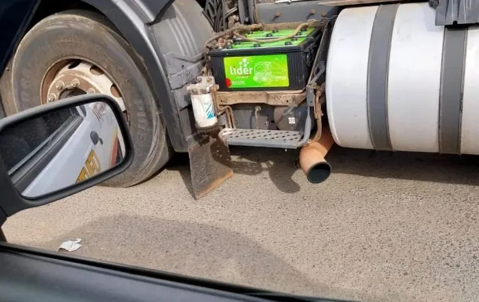 Bateria nova instalada na caixa de baterias de um caminhão