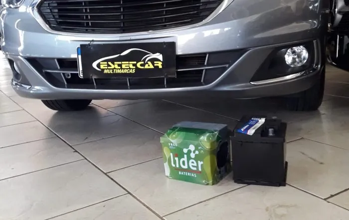 Baterias Líder e Moura prontas para instalação em frente a um carro