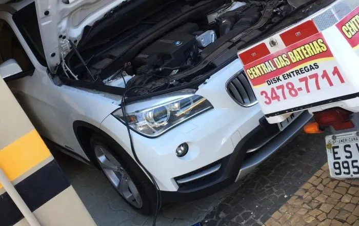 Atendimento Disk Entrega da Central das Baterias em um carro com o capô aberto